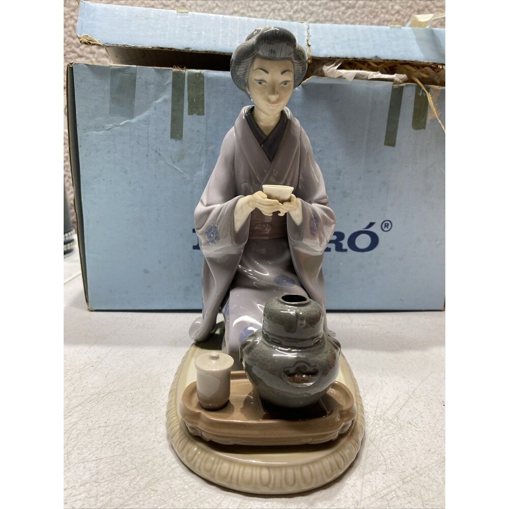 Lladro 5122 JAPANESE GIRL SERVING TEA, Geisha, Retired 1994 w/Orig Box - 8-3/4"